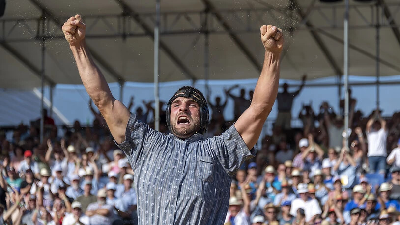 Geschafft! David Schmid reisst die Arme in die Höhe.