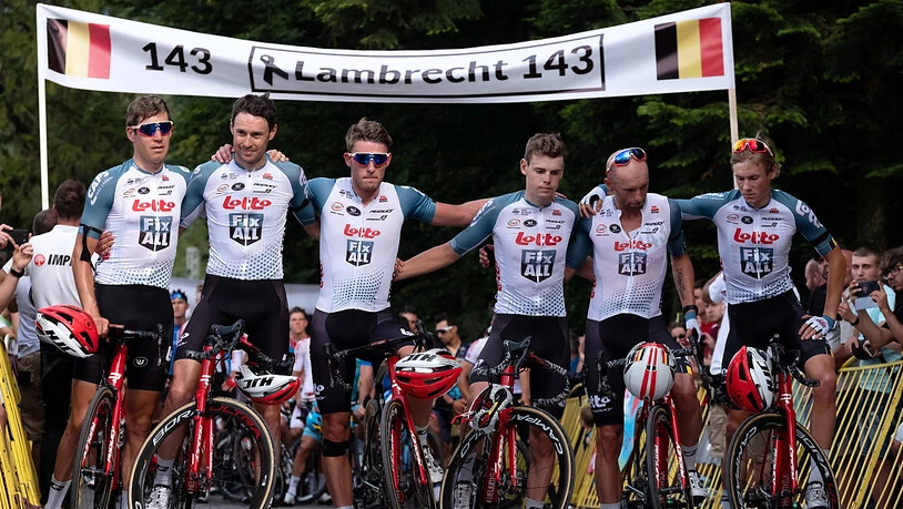 In der Trauer vereint: Die Fahrer von Lotto Soudal, dem Team des am Montag tödlich verunglückten Bjorg Lambrecht, am Ziel der 4. Etappe der Polen-Rundfahrt