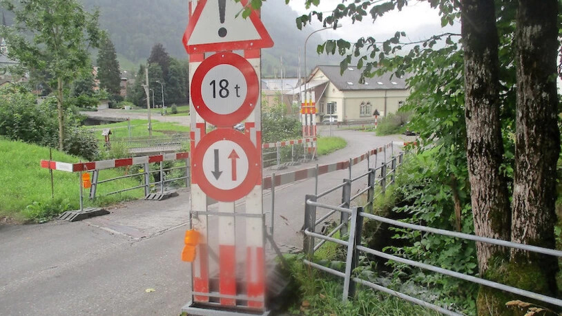 Untragbar: Die Brücke über den Brummbach in Linthal ist zu schwach für die Kehrichtwagen.