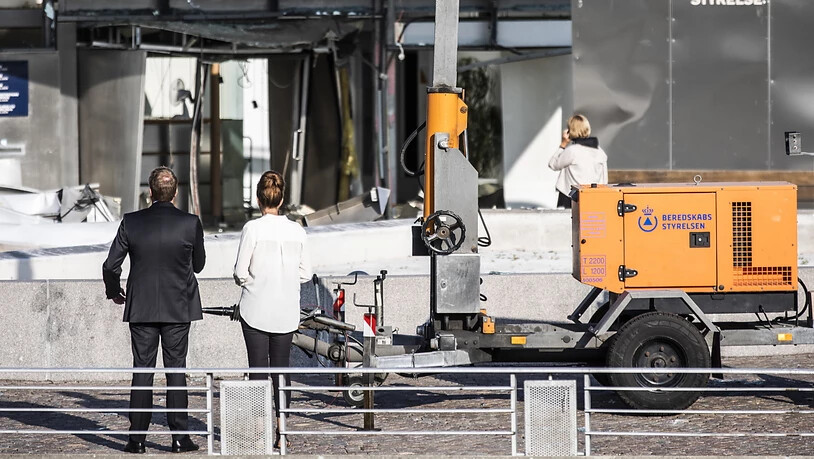 Steuerverwaltungsdirektorin Merete Agergaard und Steuerminister Morten Bodskov begutachten nach einer Explosion die Schäden an der Fassade des Steuerverwaltungsgebäudes in Kopenhagen.