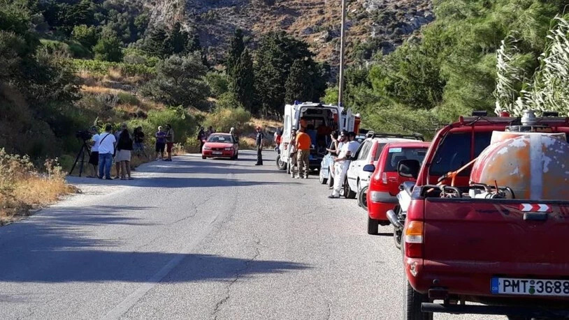 Behördenvertreter und Einwohner versammeln sich in der Nähe des Ortes auf Ikaria, wo die Leiche der britischen Wissenschaftlerin gefunden wurde.