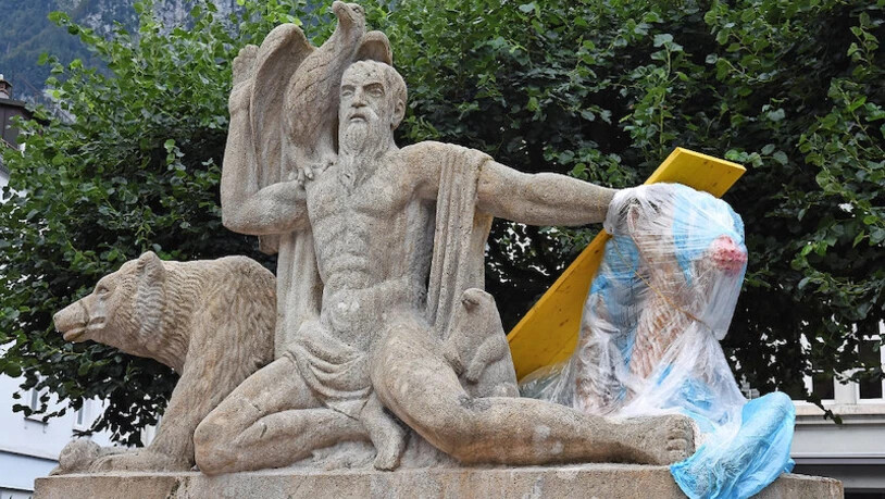 Zurück zum Original: Der Berggeistbrunnen in Glarus wird derzeit von Daniel Ledergerber restauriert.