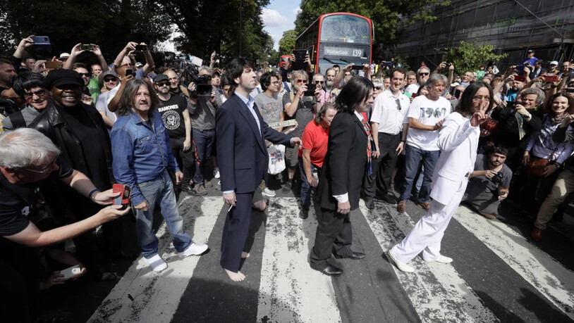 Stau am Fussgängerstreifen: Beatles-Fans feiern in London das 50-jährige Jubiläum des legendären "Abbey Road"-Albumcovers.