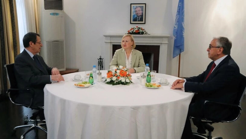 Die Uno-Sonderbeauftragten Elizabeth Spehar (Mitte) trifft sich am Flughafen von Nikosia mit dem Präsidenten der Republik Zypern, Nikos Anastasiades (l.) und dem Präsidenten der nur von der Türkei anerkannten Türkischen Republik Nordzypern, Mustafa…