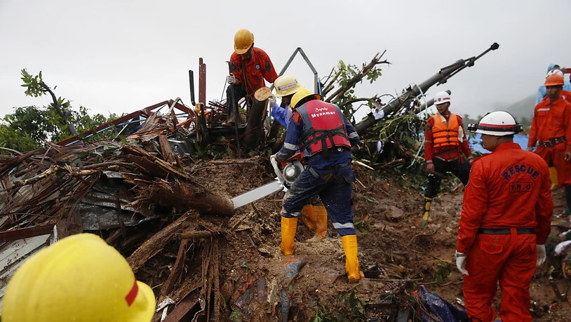 Nach einem Erdrutsch in Myanmar suchten Rettungskräfte am Samstag nach Vermissten. Offiziellen Angaben zufolge könnten noch bis zu 100 Menschen verschollen sein.