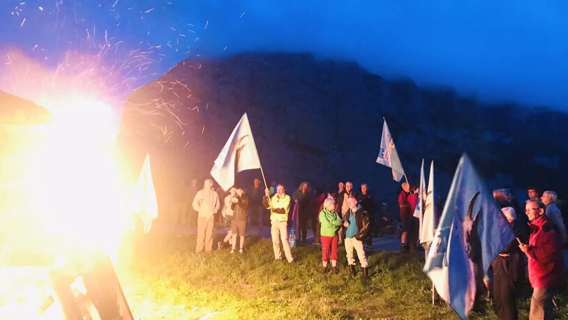 In Mürren im Berner Oberland protestierte die Alpen-Initiative am Samstagabend mit einem Mahnfeuer gegen die Zerstörung der Alpen als Folge des Klimawandels.