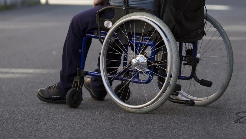 Ein Rollstuhlfahrer wurde angefahren und verletzt.