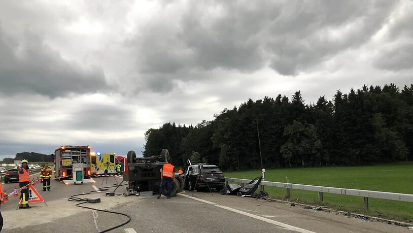 Bei einem schweren Verkehrsunfall zwischen Uzwil und Gossau SG sind zwei Frauen ums Leben gekommen.