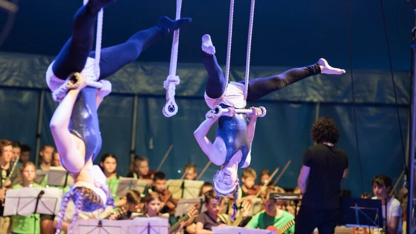 Zirkuskinder und Musikschulkinder zeigen ihr Können.