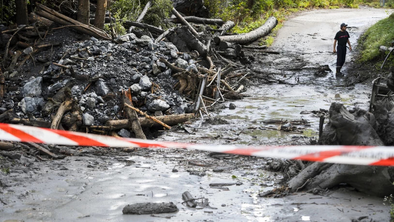 Der Fluss Losentze war am Sonntagabend bei Chamoson VS über die Ufer getreten und hatte ein Auto fortgeschwemmt. Ein 37-jähriger Genfer und ein sechsjähriges Mädchen werden seither vermisst. Die Sucharbeiten sind weiter im Gange.