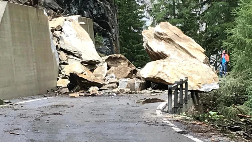 Die Steinbrocken schätzt der Gemeindepräsident auf ungefähr 5 Meter Höhe.