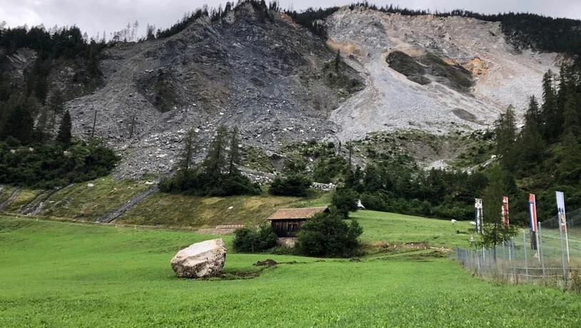 Der Stein landete auf einem Privatgrundstück unterhalb der Hauptstrasse zwischen Lantsch/Lenz und Brienz.