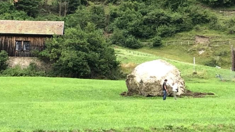 Der Stein landete auf einem Privatgrundstück unterhalb der Hauptstrasse zwischen Lantsch/Lenz und Brienz.