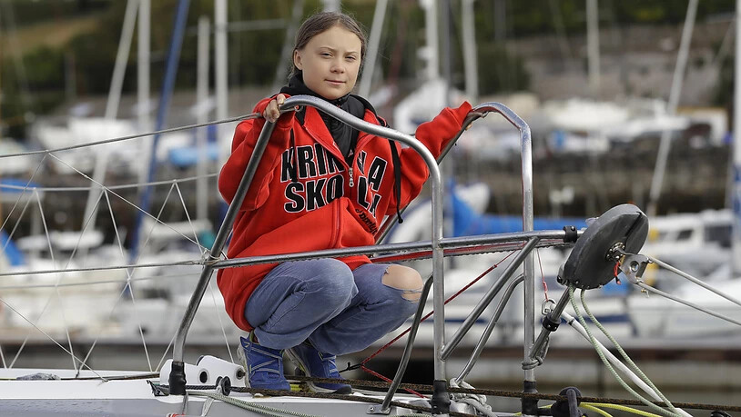 Greta Thunberg posiert in Plymouth vor der Abfahrt auf der Hochseejacht "Malizia II".