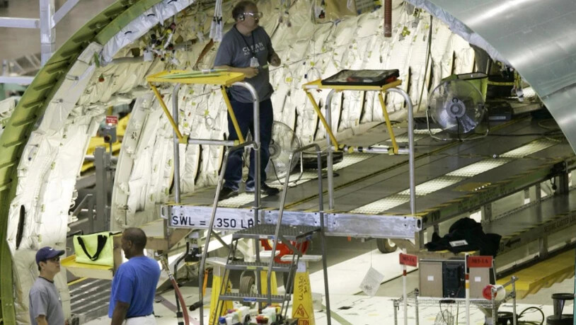 Boeing-Mitarbeiter bei der Flugzeugmontage im Werk in Seattle im US-Staat Washington. (Archivbild)