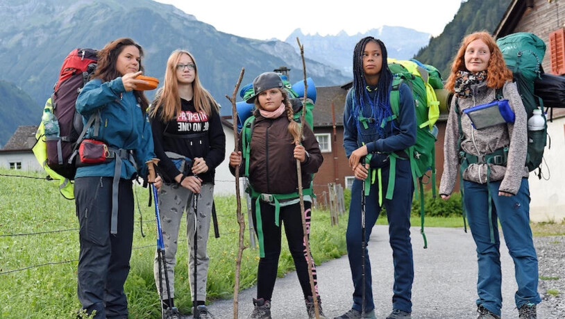 Ungewöhnliche Pädagogik: (von links) Murielle Jaquemet, Jana, Iliana, Maithe und Salomé Amacker wandern quer durchs Land.