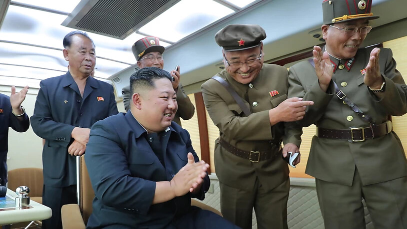 Nordkoreas Machthaber Kim Jong Un beim jüngsten Raketentest mit Militärs an einem unbekannten Ort.