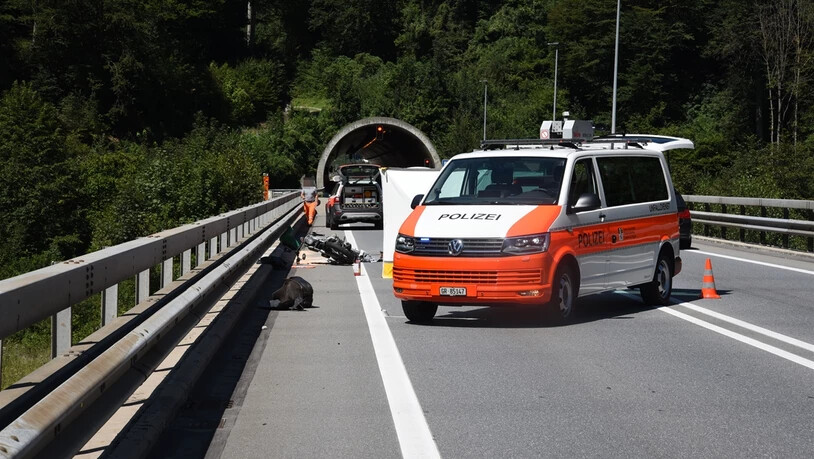 Ein Töfffahrer geriet mit seiner Beifahrerin aus noch ungeklärten Gründen auf die Gegenfahrbahn. Dort kam es zur Kollision.