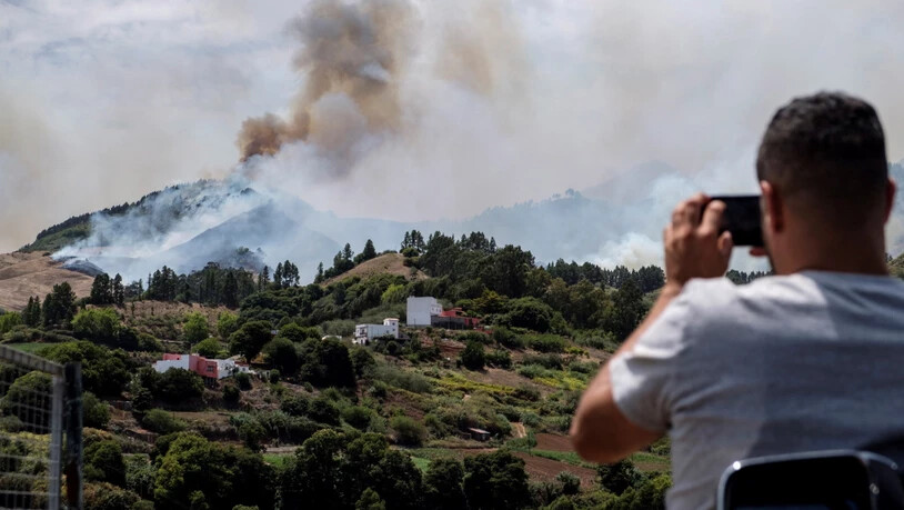 Feuer- statt Strandfotos: Auf der beliebten Ferieninsel Gran Canaria wüten grosse Waldbrände.