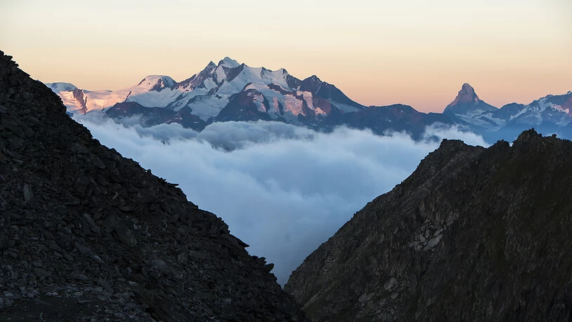 Der Alphubel gehört zu den Mischabel-Bergen im Oberwallis (Mitte). Ein Alpinist verlor am Sonntag beim Aufstieg sein Leben. (Archivbild)
