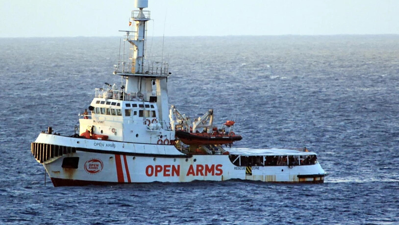 Die "Open Arms" ist seit Donnerstag in unmittelbarer Nähe der italienischen Insel Lampedusa. Die Balearen liegen mehr als 1000 Kilometer von Lampedusa entfernt. (Bild vom 15. August)
