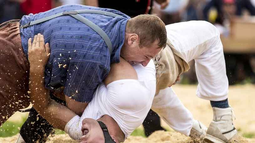 Joel Wicki drückt hier den Berner Oberländer Kilian von Weissenfluh mit Bärenkräften ins Sägemehl