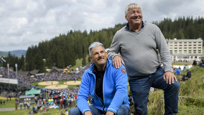 Die Schwingerkönige Harry Knüsel (links) und Arnold Ehrensberger posieren auf der Schwägalp. Knüsel ist der bislang einzige Schwingerkönig aus dem Innerschweizer Verband