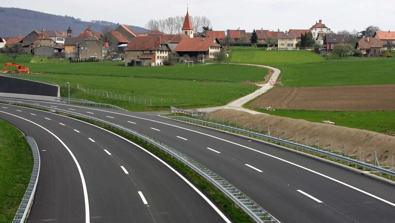 Strassen reinigen, Mittelstreifen mähen: Der Bund hat 2018 für den Unterhalt der Nationalstrassen knapp 350 Millionen Franken ausgegeben. (Archivbild)