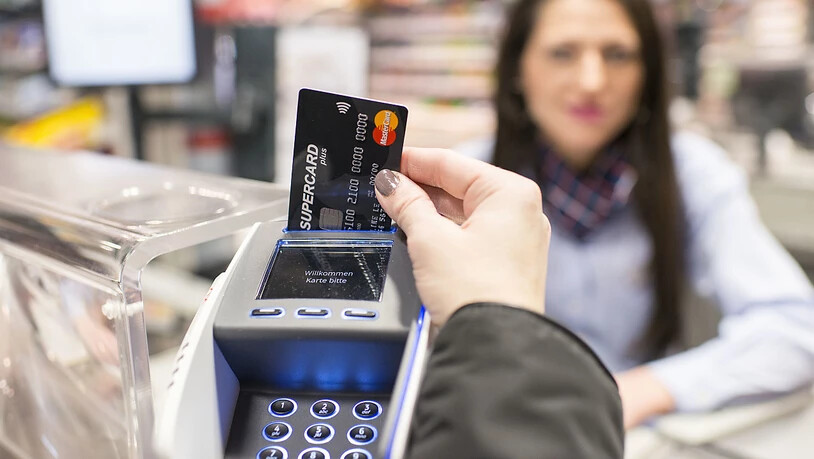 An der Kasse nutzen Konsumentinnen und Konsumenten hierzulande meistens Debitkarten als Zahlungsmittel. Hoch im Kurs sind beim Bezahlen zudem Bargeld und Kreditkarten, wie eine Studie zeigt.(Symboldbild)