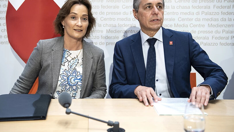 Bundesrat Ignazio Cassis und Staatssekretärin Pascale Baeriswyl äussern sich vor den Medien zum Wechsel der Spitzendiplomatin. Sie wird Uno-Botschafterin in New York.