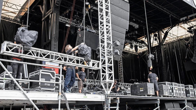 Die Bühne auf dem Rathausplatz kann bei angenehmen Arbeitstemperaturen gebaut werden.