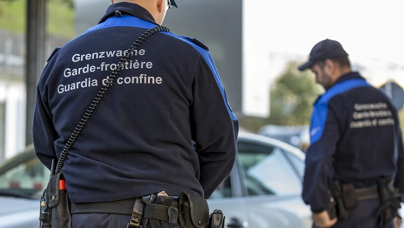 Ein Albaner und eine Griechin sind am Grenzübergang Thayngen (SH) mit vier Kilogramm Kokain - versteckt in der Stossstange - geschnappt worden. (Symbolbild)