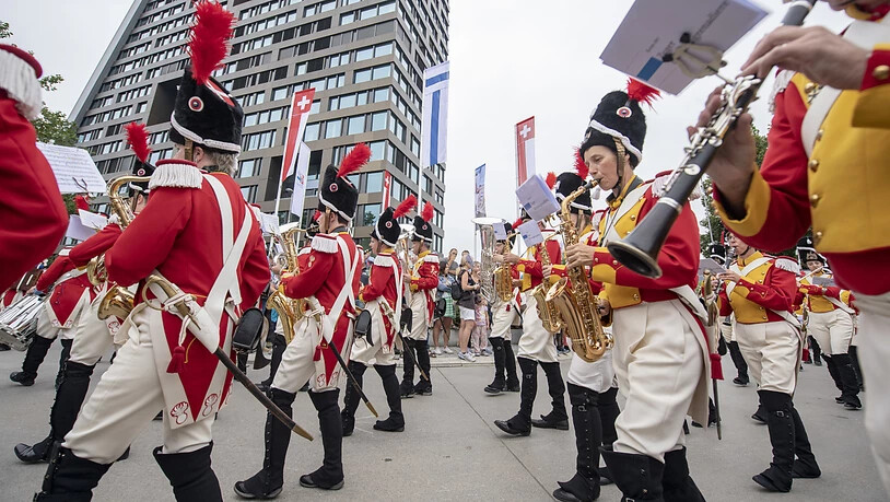 Unter dem Motto "Tradition trifft weltoffenes Zug" führte der Umzug am Eröffnungstag des Esaf durch die Stadt.
