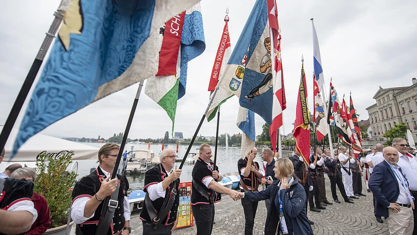 Schwingerfahnen statt Fahnenschwingen am Esaf in Zug.