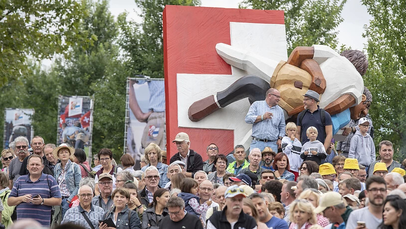 Schwingerfans bestaunen den Festumzug in Zug zur Eröffnung des Schwingfests.