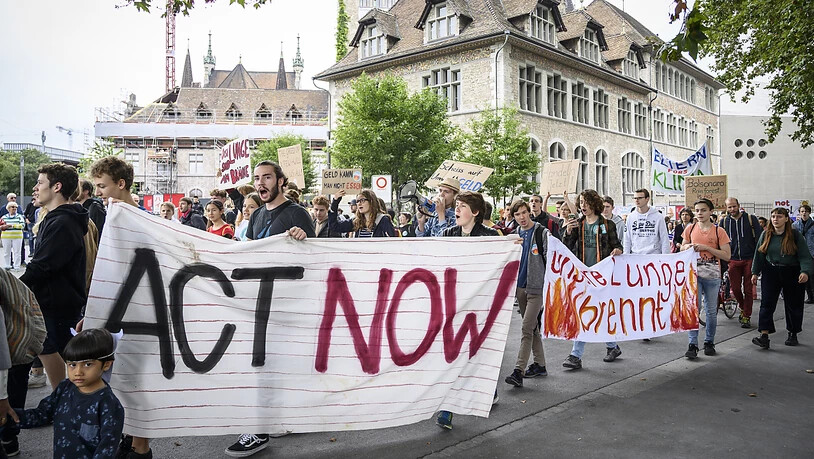 "Unsere Lunge brennt": Kundgebung für einen besseren Klimaschutz in Zürich und anderen Schweizer Städten. Die politischen Akteure werden zum Handeln aufgefordert.
