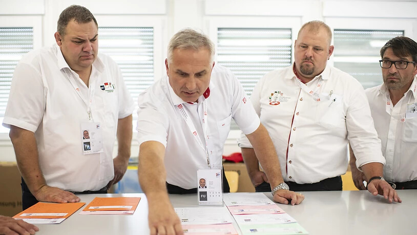 Samuel Feller, Eidgenössischer Technischer Leiter, bespricht mit seinem Team die Einteilung der Gänge am Eidgenössischen Schwing- und Älplerfest.