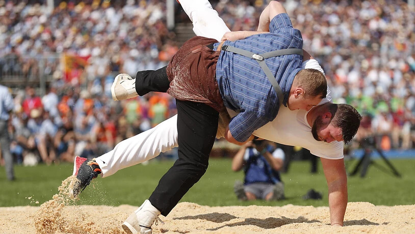 Spannende Zweikämpfe waren nicht selten: Joel Wicki schwingt gegen Jonas Lengacher im 3. Gang.