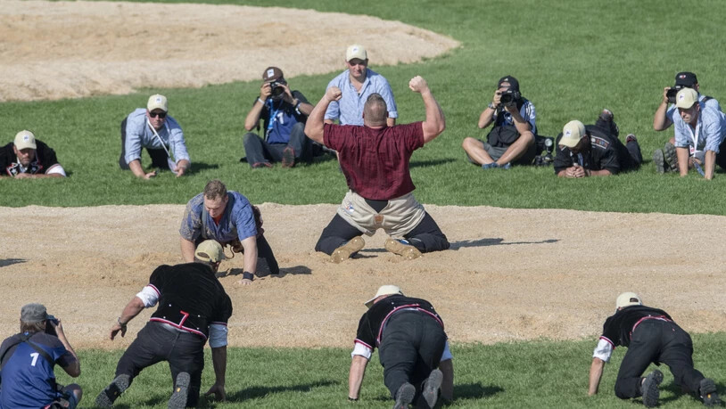 Christian Stucki bejubelt seinen Sieg im Schlussgang gegen Joel Wicki