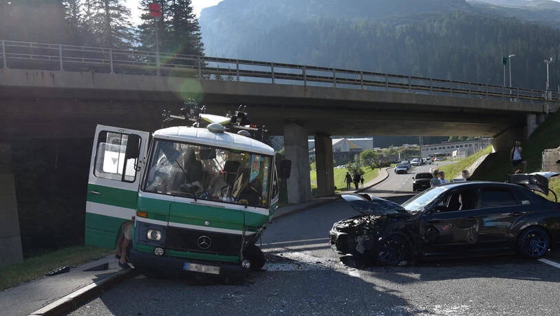 Eine Mitfahrerin wurde verletzt, die beiden Unfallfahrzeuge erlitten Totalschaden.