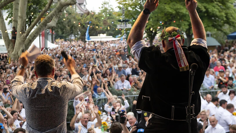 Der neue Schwingerkönig Christian Stucki animiert in Lyss die Besucher zu einer Welle.