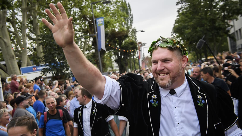 Christian Stucki winkt im Zentrum von Lyss seinen Anhängern zu.