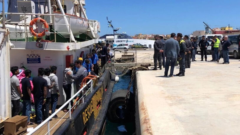 Im Mai konnten die Flüchtlinge das Rettungsschiff "Mare Jonio" im Hafen von Lampedusa verlassen. Nun rettete die Crew erneut 100 Menschen in Seenot. (Archivbild)