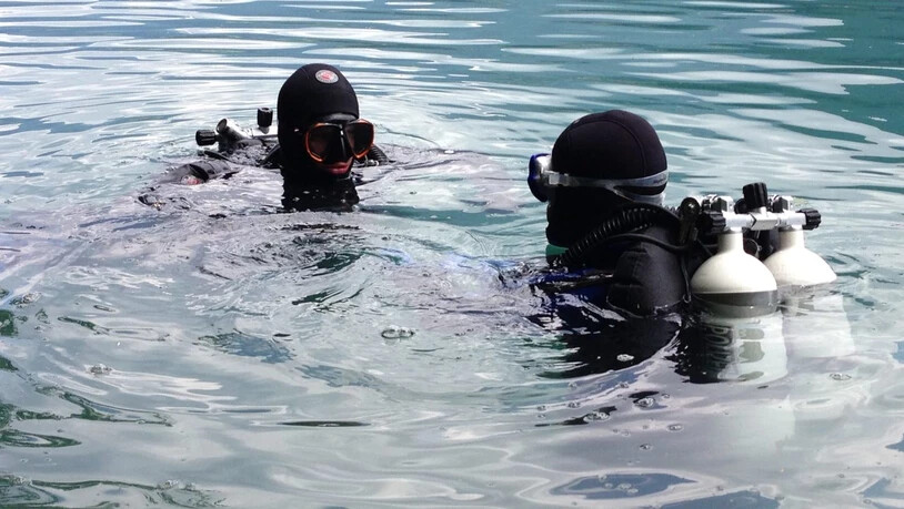Polizeitaucher suchten seit Sonntagmittag im Voralpsee SG nach dem vermissten Schwimmer. Nun wurde er am Grund des Sees gefunden.