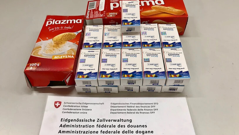 Ein Schmuggler versuchte am vergangenen Samstag, am Grenzübergang Oberriet Potenzpillen in zwei Guetzlischachteln in die Schweiz einzuführen. Zöllner lüfteten das Geheimnis und zogen die Pillen ein.