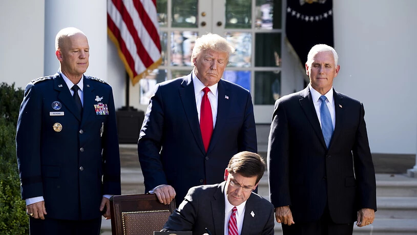 Neues US-Führungskommando für den Weltraum: Dieser Schritt unterstreiche die Bedeutung des Weltalls für Amerikas nationale Sicherheit, sagte US-Präsident Donald Trump (Bildmitte hinten) am Donnerstag bei einer Zeremonie im Rosengarten des Weissen Hauses.