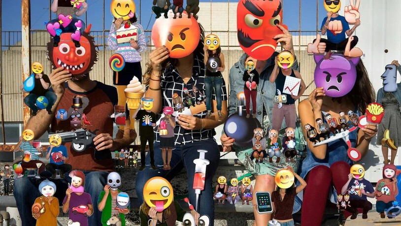 In einer internationalen Gruppenausstellung beschäftigt sich das Aargauer Kunsthaus mit dem Thema Maske in der Kunst der Gegenwart. Zu sehen ist unter anderem das Fotowerk "Emojis" von Olaf Breuning.