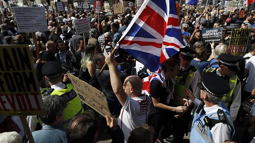 In London und anderen Städten Grossbritanniens hat es am Samstag lautstarke Proteste gegen Premierminister Boris Johnson gegeben. Die Proteste richteten sich gegen dessen Entscheidung, das Parlament wenige Wochen vor dem geplanten Austritt…