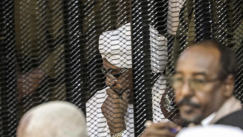 Sudans langjähriger Machthaber Omar al-Baschir (im Bild weiss gekleidet) muss sich wegen der illegalen Beschaffung und Nutzung ausländischer Gelder vor Gericht verantworten. Ein Gericht in der Hauptstadt Khartum klagte den Ex-Staatschef am Samstag…