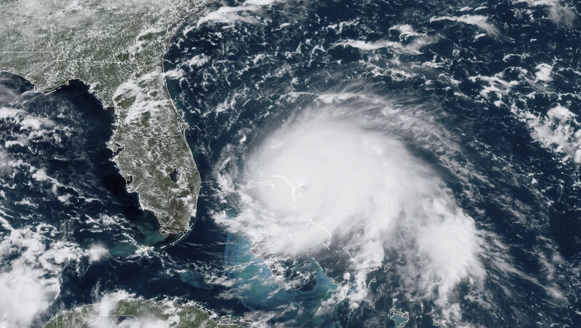 "Dorian" ist ein "katastrophaler" Hurrikan der Stärke fünf von fünf. Am Sonntag ist er mit zerstörerischen Windgeschwindigkeiten auf die Bahamas getroffen.